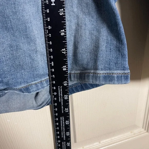 Torrid Distressed Lightwash Jean Shorts Size 16 - Picture 5 of 9
